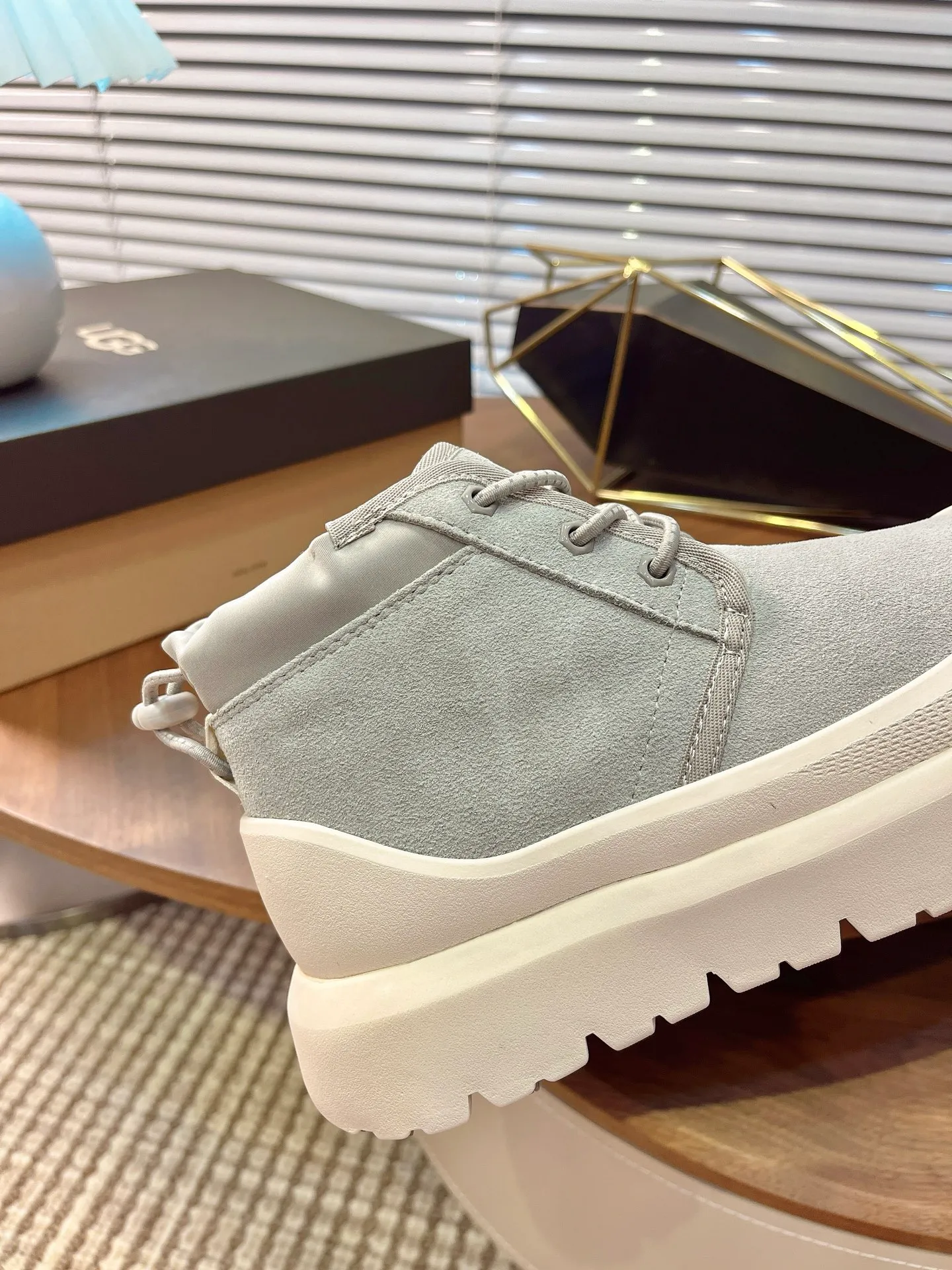 【UGG】 P: 560💰 Couple shoes Size: Women’s size 35-40 / Men’s size 40-44 UGG Tasman Weather Hybrid slip-on snow boots👢 Wang Yibo's same style 👏 adds a large orange sole to the classic Tasman shoe style, functional color contrast design, environmentally friendly waterproof and snowproof material, which has both fashionable and functional attributes. At the same time, it is paired with the new UGG furry shoes Keen's furry color-blocking jacket. Bright orange and maroon collide to create a new light outdoor style and open up a new travel experience in early autumn! Using the best materials, the 17mm fur integrated surface is warmer and breathable, and the outsole is upgraded to a lightweight and wear-resistant light wing technology outsole!